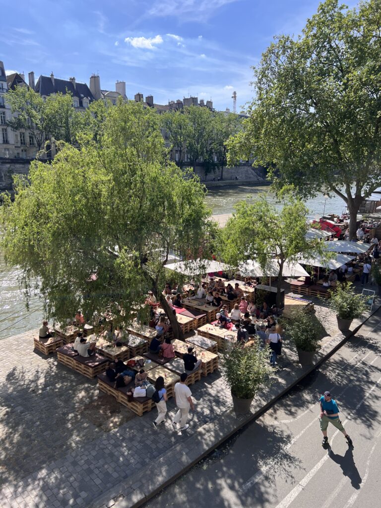 The terrace of the Péniche Marcounet, on the Quai de l&#039;Hôtel de Ville in Paris.