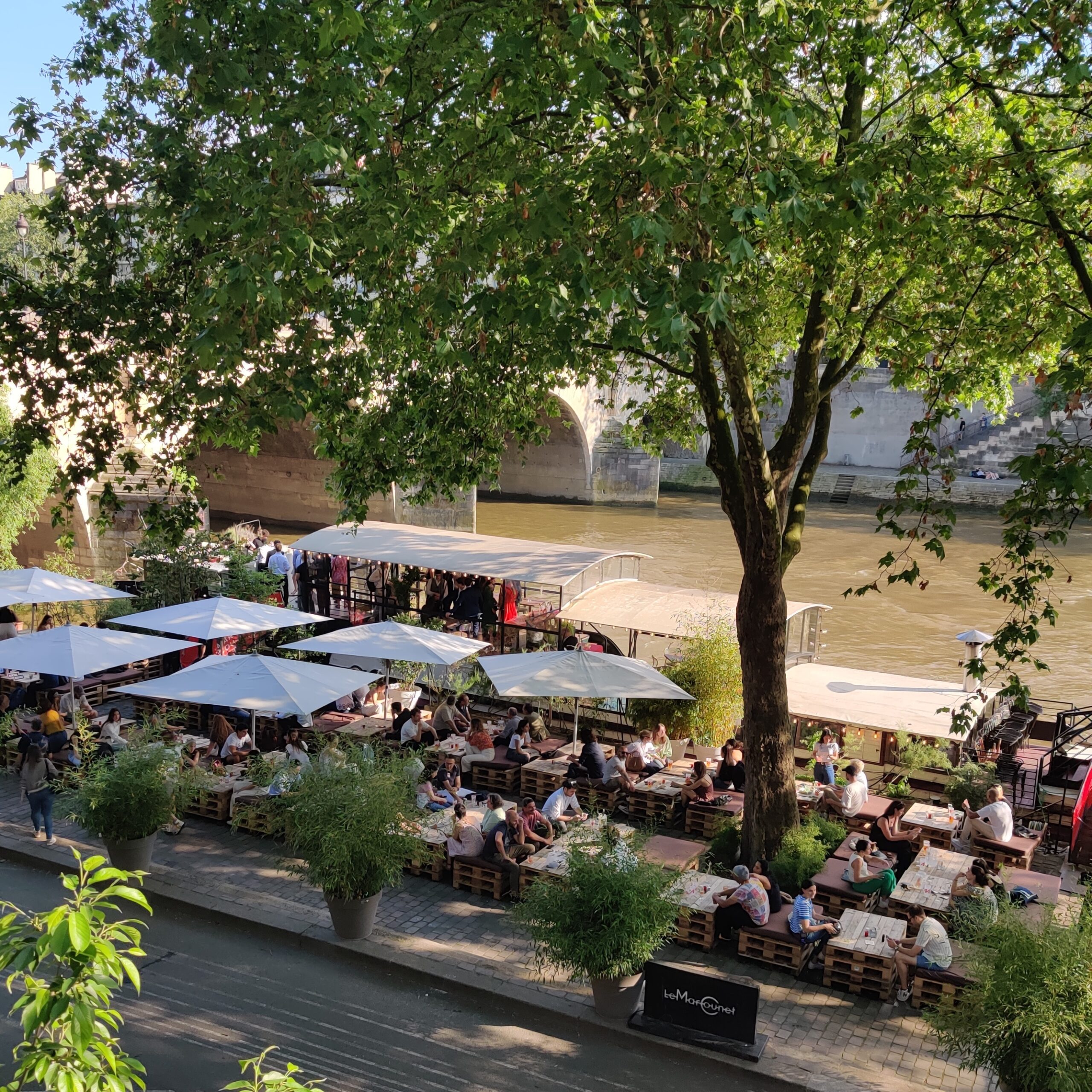 Organiser un pot de départ à Paris : la Péniche Marcounet, le cadre idéal pour marquer le coup